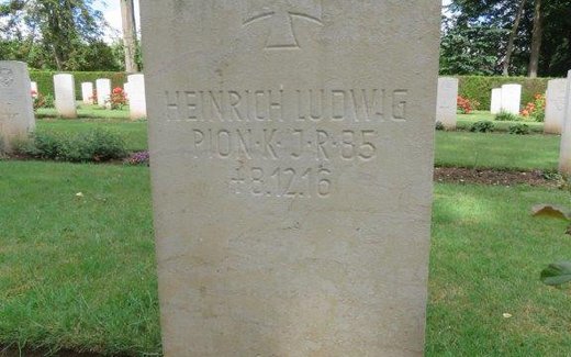 Ansicht der Kriegsgräberstätte Agny