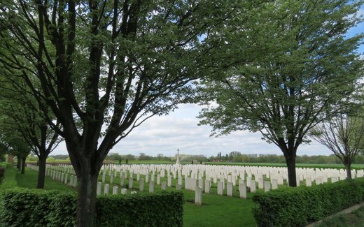 Ansicht der Kriegsgräberstätte Cambrin (Mil.-Fdh.)