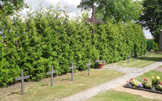 Ansicht der Kriegsgräberstätte Alt Zeschdorf, Gemeindefriedhof