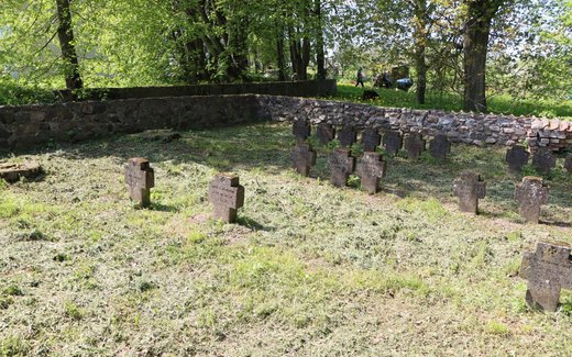 Ansicht der Kriegsgräberstätte Alt-Autz Schloss Auce