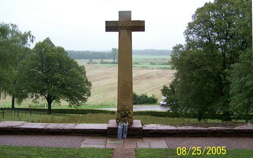 Ansicht der Kriegsgräberstätte Azannes II