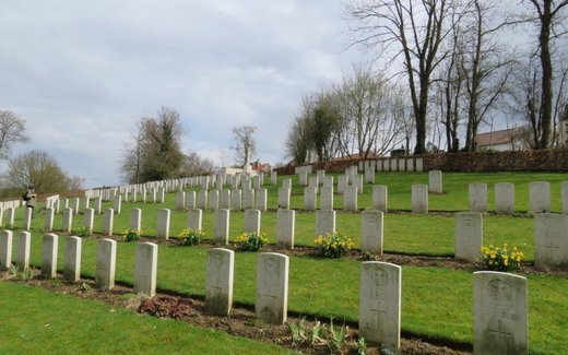 Ansicht der Kriegsgräberstätte Authuille