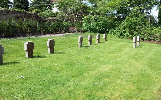 Ansicht der Kriegsgräberstätte Berge, Kriegsgräberstätte hinter der Kirche