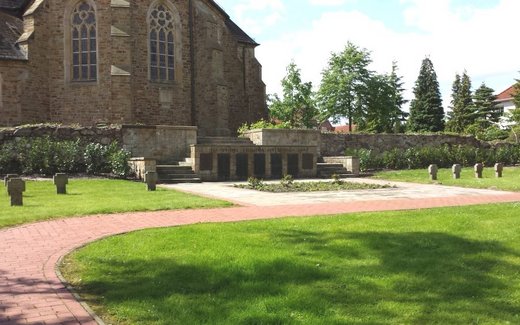 Ansicht der Kriegsgräberstätte Berge, Kriegsgräberstätte hinter der Kirche