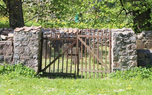 Ansicht der Kriegsgräberstätte Alt-Autz Schloss Auce