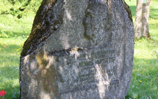 Ansicht der Kriegsgräberstätte Alt-Autz Schloss Auce