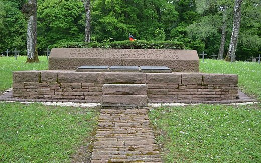 Ansicht der Kriegsgräberstätte Azannes II