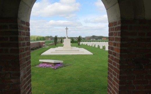 Ansicht der Kriegsgräberstätte Cambrin (Mil.-Fdh.)