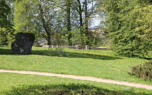 Ansicht der Kriegsgräberstätte Alt-Autz Schloss Auce