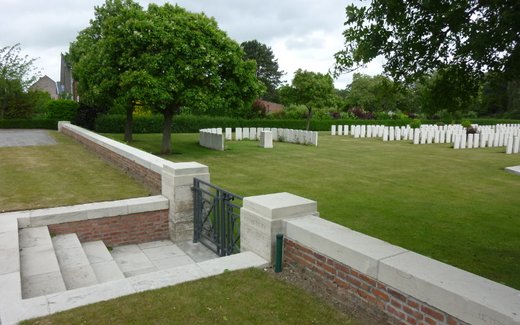 Ansicht der Kriegsgräberstätte Ypern Duhallow