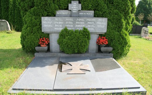 Ansicht der Kriegsgräberstätte Arzberg,Ev.Luth.Fdh.