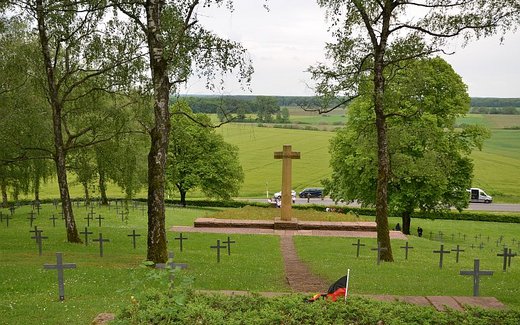 Ansicht der Kriegsgräberstätte Azannes II