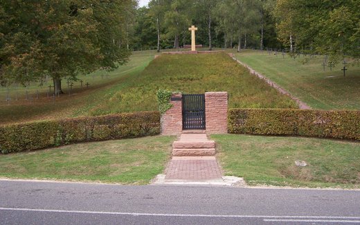 Ansicht der Kriegsgräberstätte Azannes II