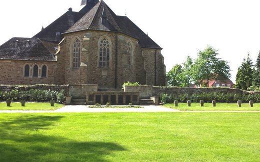 Ansicht der Kriegsgräberstätte Berge, Kriegsgräberstätte hinter der Kirche