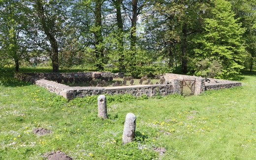 Ansicht der Kriegsgräberstätte Alt-Autz Schloss Auce