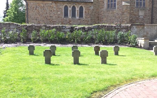 Ansicht der Kriegsgräberstätte Berge, Kriegsgräberstätte hinter der Kirche