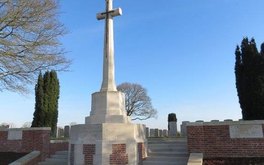 Ansicht der Kriegsgräberstätte Averdoingt