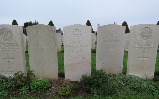 Ansicht der Kriegsgräberstätte Aire-Sur-la-Lys