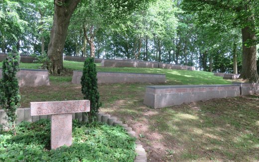 Ansicht der Kriegsgräberstätte Fahrdorf, Karberg (Haddebyer Noor)