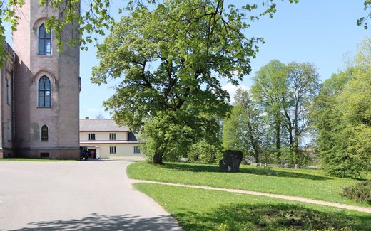 Ansicht der Kriegsgräberstätte Alt-Autz Schloss Auce