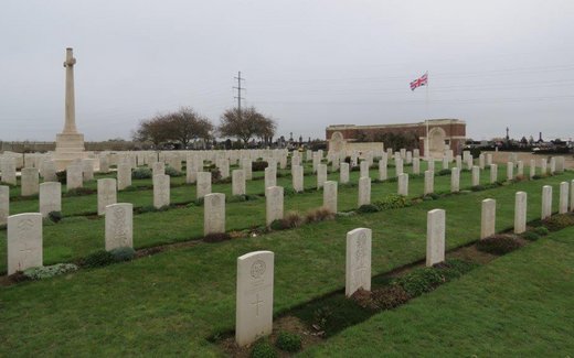 Ansicht der Kriegsgräberstätte Aire-Sur-la-Lys