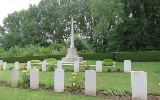 Ansicht der Kriegsgräberstätte Agny