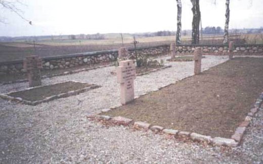 Ansicht der Kriegsgräberstätte Bajtkowo Kirche