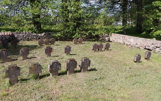 Ansicht der Kriegsgräberstätte Alt-Autz Schloss Auce