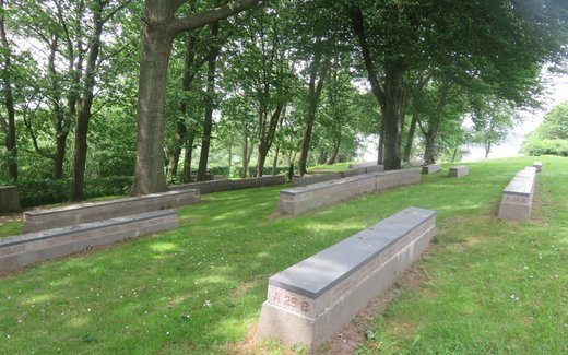 Ansicht der Kriegsgräberstätte Fahrdorf, Karberg (Haddebyer Noor)