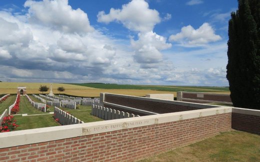 Ansicht der Kriegsgräberstätte Bailleulval (Bac-du-Sud)