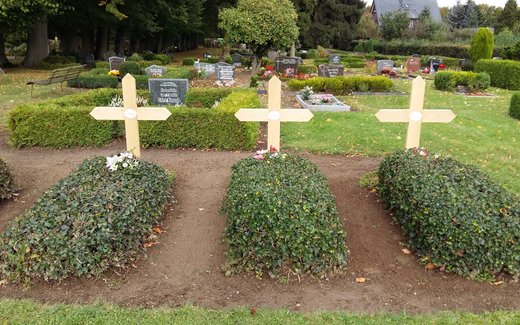 Ansicht der Kriegsgräberstätte Alt Meteln, kommunaler Friedhof - Kriegsgräberstätte