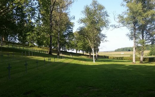 Ansicht der Kriegsgräberstätte Azannes II