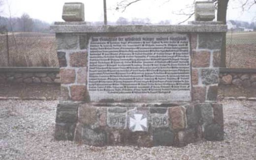 Ansicht der Kriegsgräberstätte Bajtkowo Kirche