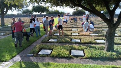 Arbeitseinsatz auf der deutschen Kriegsgräberstätte Maleme